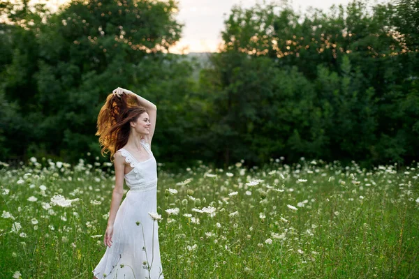 Donna in abito bianco posa danza natura estate — Foto Stock