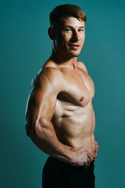 Atlético hombre con bombeado cuerpo muscular entrenamiento fondo verde —  Fotos de Stock