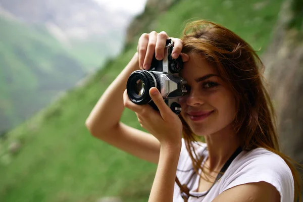 Mulher fotógrafo natureza profissionais paisagem hobby estilo de vida — Fotografia de Stock