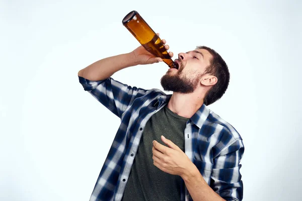 Um homem em uma camisa xadrez alcoolismo problemas emoções depressão Estilo de vida — Fotografia de Stock