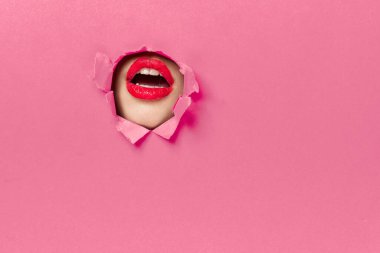 Kadınların dudakları pembe poster göz kamaştırıcı yaşam tarzı