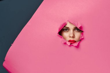 Neşeli kadın posteri, pembe arka plan ve kırmızı dudaklar.