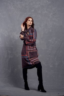 Kadın ceketli moda kıyafetleri giyiyor.