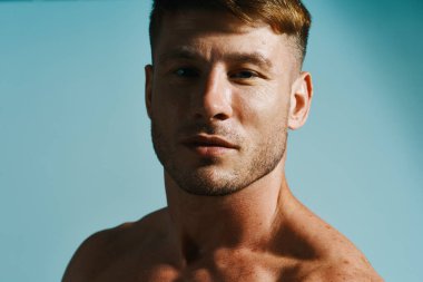 Şişkin üstsüz erkek vücut geliştirici pozu veren kas egzersizi yapıyor.