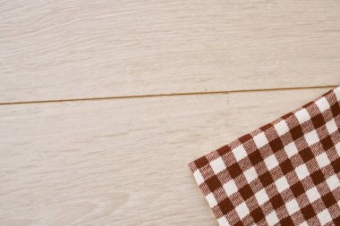 Ahşap desenli ekose masa örtüsü mutfak tekstil tasarımı