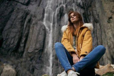 Sırt çantalı kadın yürüyüşçü dağlarda yolculuk özgürlüğü.