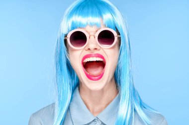 Siyah peruklu kadın pozu