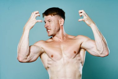 Vücudu kaslı, kaslı vücut geliştirici izole edilmiş arka planı olan sportif bir adam.