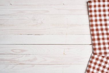 ekose masa örtüsü ahşap doku mutfak dekorasyonu tasarımı