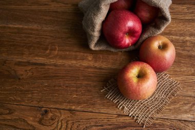 Tahta masadaki elmalar vitaminler taze meyveler organik