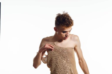 Kadın makyaj transseksüeli olan bir adam moda dünyasına poz veriyor.