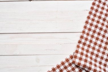 ekose masa örtüsü ahşap doku mutfak dekorasyonu tasarımı