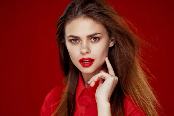 Mulher com cabelo vermelho moda posando camisa vermelha glamour — Fotografia de Stock