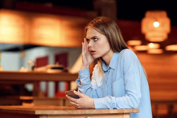 Affärskvinna utomhus på kafé fritid officiell professionell — Stockfoto