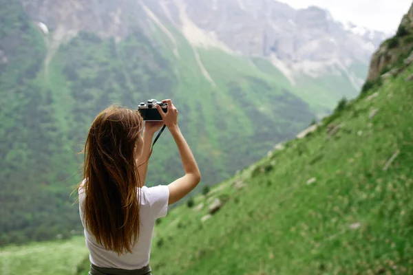 Mulher fotógrafo natureza profissionais paisagem hobby estilo de vida — Fotografia de Stock