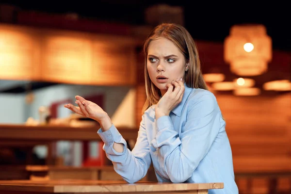 Zakenvrouw in een café in de zomer buiten op vakantie — Stockfoto