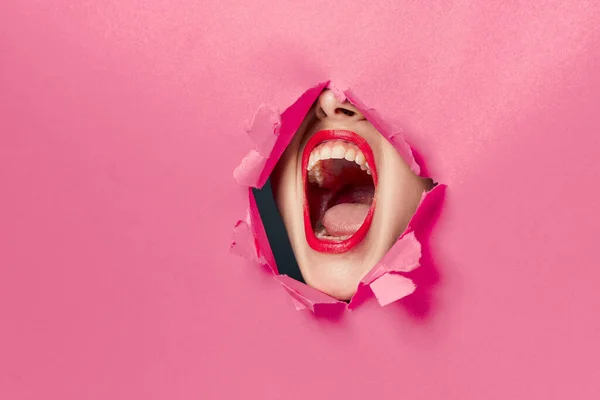 Vidám nő poszter lyuk rózsaszín háttér és piros ajkak — Stock Fotó