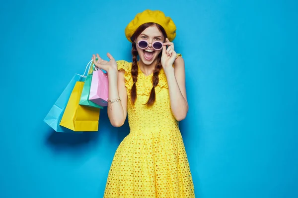 Bella donna con borse multicolore posa modello studio — Foto Stock