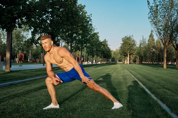 Parkın spor salonunda sporcu antrenmanı.