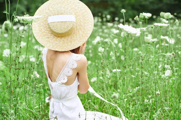 Femme chapeau nature fleurs marcher loisirs style de vie — Photo