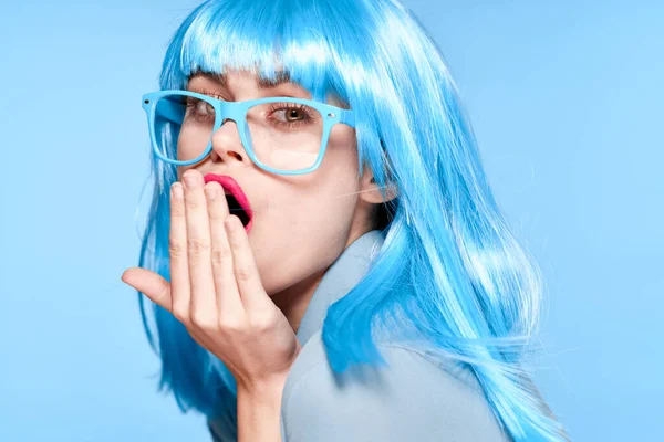 Gyönyörű nő kék paróka szemüveg divat csillogás — Stock Fotó