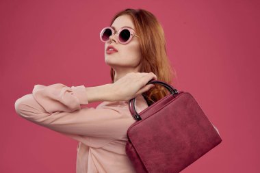 Neşeli kadın güneş gözlükleri modern tarz cazibe pembe arka plan