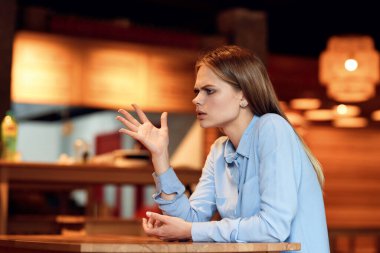 Yazın açık havada bir kafede tatilde olan iş kadını.