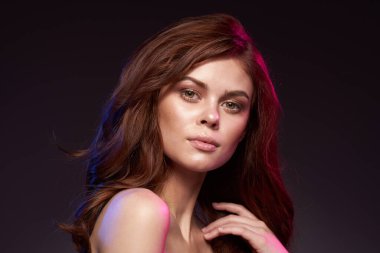 Güzel bir kadın çekici görünüyor. Çıplak omuzlu çekici bir yaşam tarzı var.