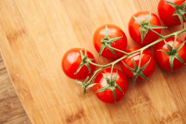 Çeri domatesler dalda salata için taze gıda malzemeleri.