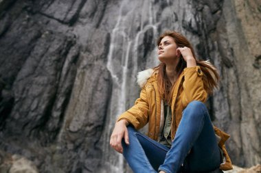 Sırt çantalı kadın yürüyüşçü dağlarda yolculuk özgürlüğü.