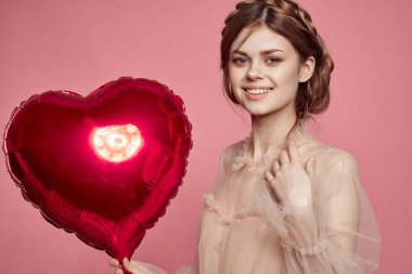 Balonlu neşeli bir kadın Sevgililer Günü model stüdyosunda
