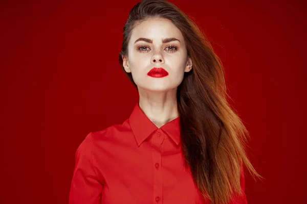 Mulher em camisa vermelha posando moda lábios vermelhos diversão — Fotografia de Stock