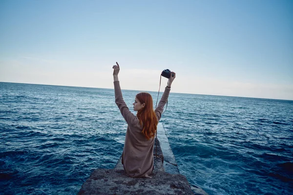 Donna fotografa in natura vicino al molo dell'oceano. Professionista — Foto Stock