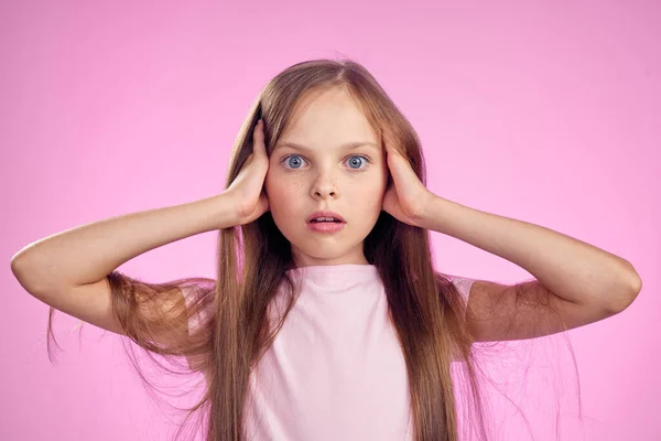 Linda chica con pelo largo en rosa fondo estilo de vida infancia —  Fotos de Stock