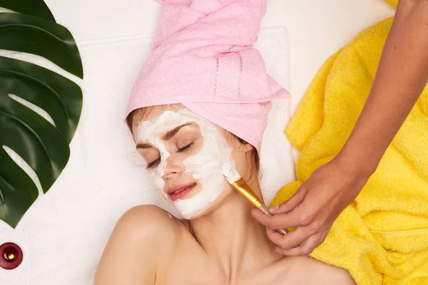 Tratamientos de spa mujer alegre cosméticos salón de belleza fondo claro —  Fotos de Stock