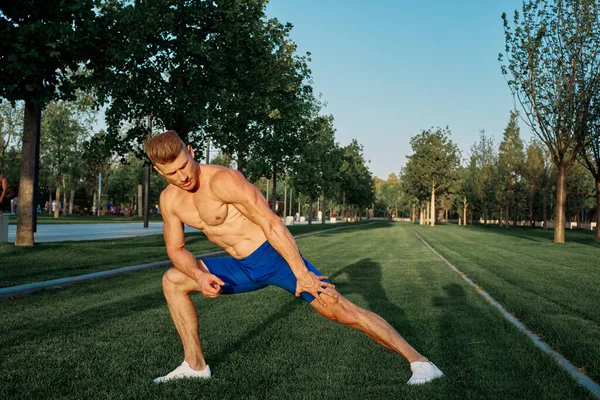 Parkın spor salonunda sporcu antrenmanı.