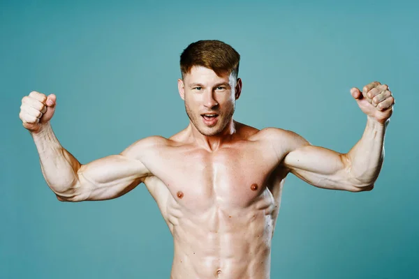 Atleta masculino treino aptidão muscular posando exercício — Fotografia de Stock