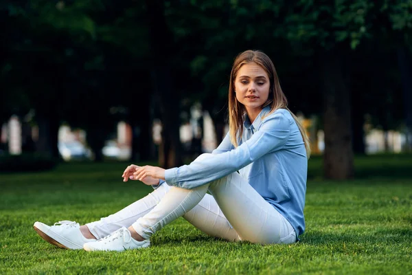 Mooie vrouw buiten lopen frisse lucht levensstijl — Stockfoto