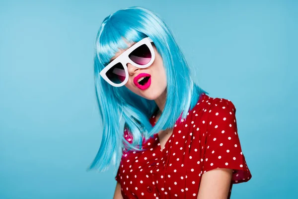 Mulher alegre em óculos de sol de peruca azul maquiagem Glamor — Fotografia de Stock