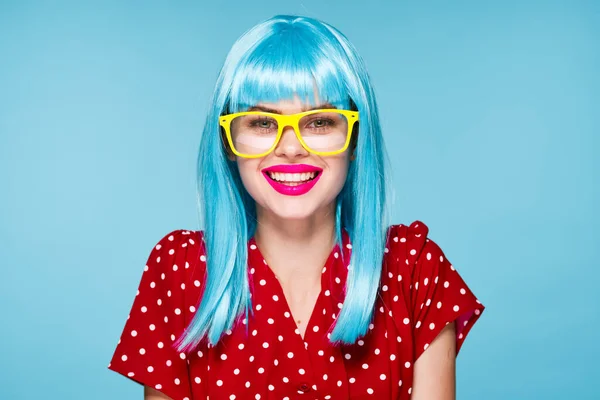 Веселая женщина фиолетовые волосы желтые очки моды гламур — стоковое фото