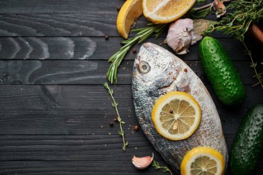 Tahta üzerinde balık. Malzemeler limon taze deniz ürünleri.