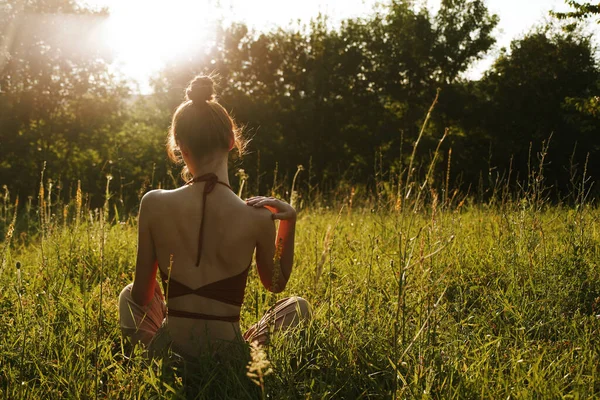 Femme en été assis sur l'herbe à l'extérieur liberté de méditation — Photo