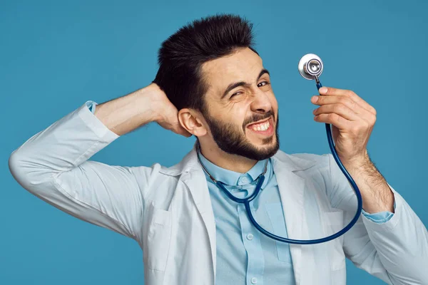 Mužský lékař v bílém plášti stetoskop nemocnice profesionální — Stock fotografie