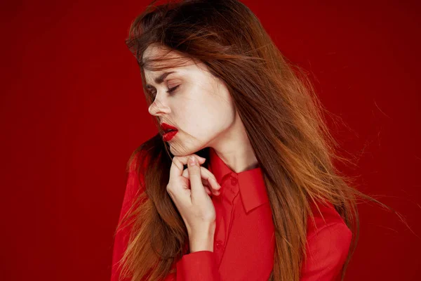 Mulher com cabelo vermelho moda posando camisa vermelha glamour — Fotografia de Stock