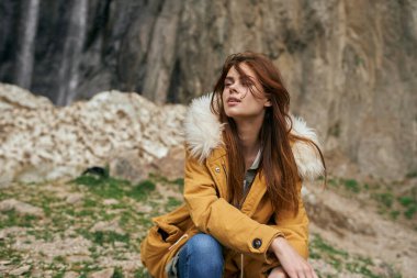 Sırt çantalı kadın yürüyüşçü dağlarda yolculuk özgürlüğü.