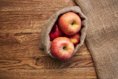 Tahta masadaki elmalar vitaminler taze meyveler organik