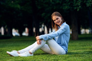 Güzel bir kadın açık havada temiz hava yaşam tarzıyla yürür.