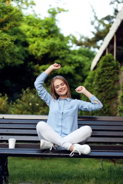 Mujer al aire libre en parque ciudad paseo ocio —  Fotos de Stock