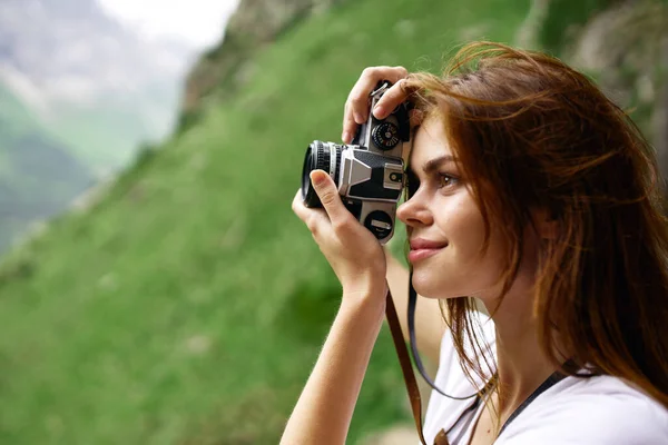 Femme photographe voyage montagnes nature aventure paysage — Photo
