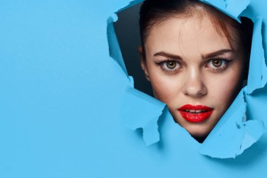 Kadın yüzü kırmızı dudaklar portre cazibesi sergiliyor